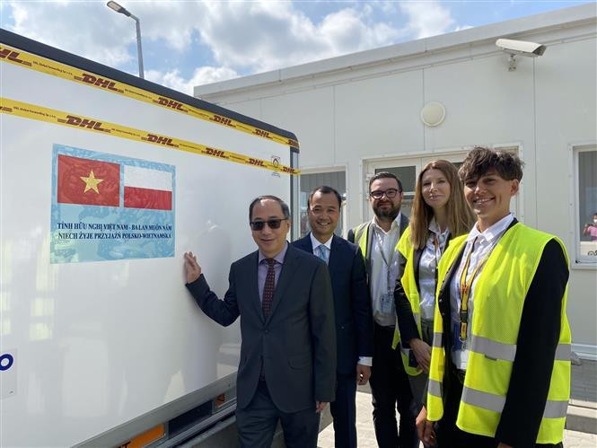 20 августа 2021 года в варшавском аэропорту имени Фредерика Шопена посол Вьетнама в Польше Нгуен Хунг и сотрудники посольства присутствовали на церемонии передачи 501.600 доз вакцины COVID-19 правительством Польши для помощи Вьетнаму. (Фото: ВИА)