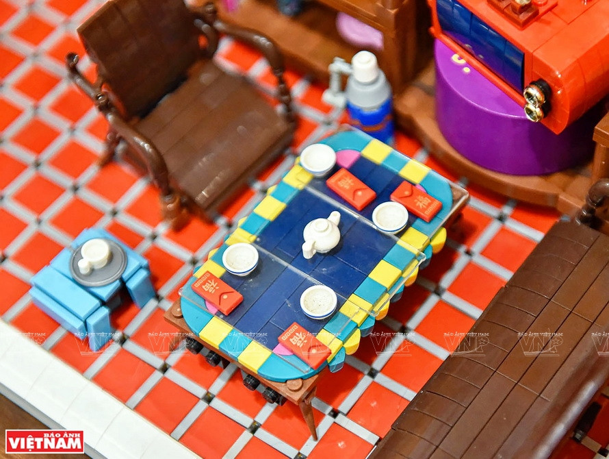 Набор мини чайных столов и стульев и посуды, созданный Хоангом. (Фото: ИЖВ)