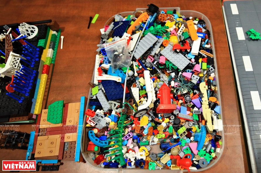 Хоанг сам конструировал модели, потом сам подбирал подходящие Лего для модели. (Фото: ИЖВ)