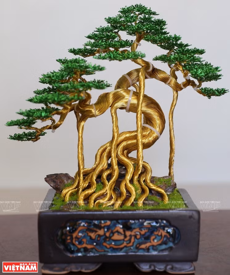 Некоторые работы бонсай из медной и алюминиевой проволоки Фам Ван Зоаня. (Фото: ИЖВ)