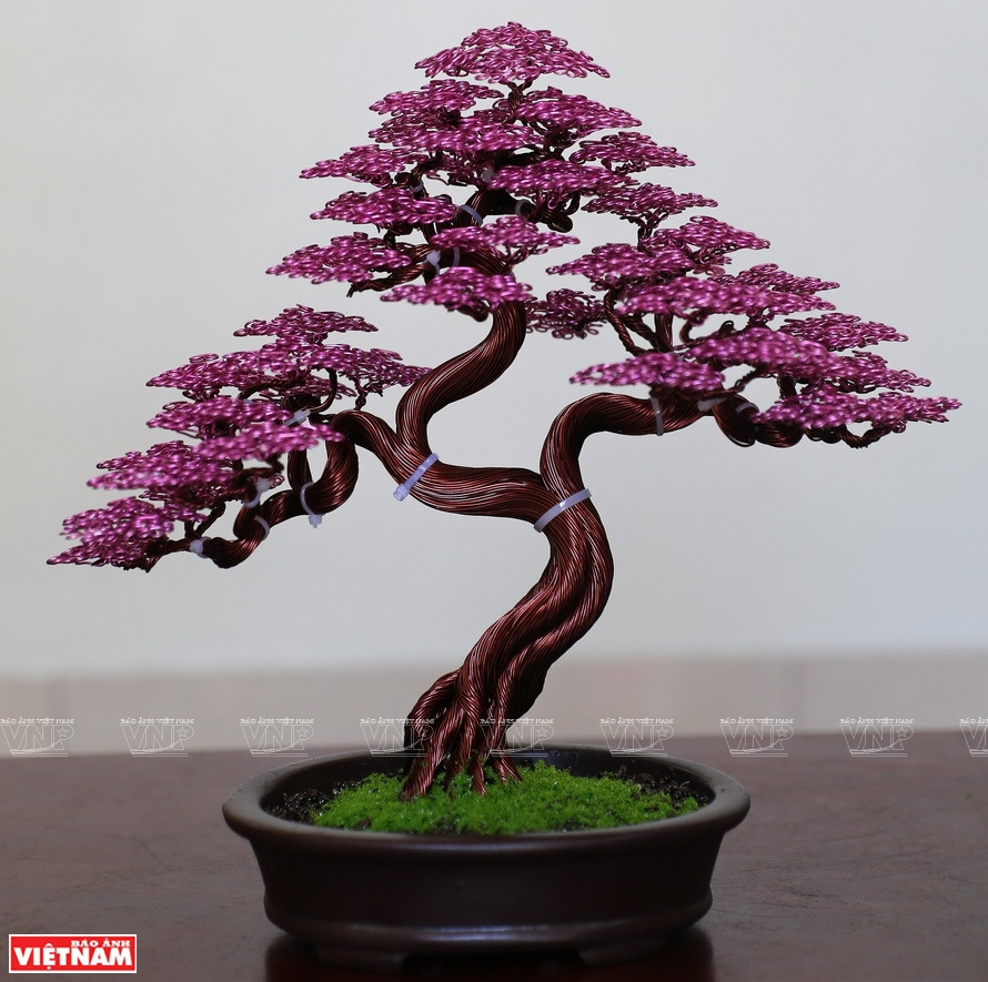 Некоторые работы бонсай из медной и алюминиевой проволоки Фам Ван Зоаня. (Фото: ИЖВ)