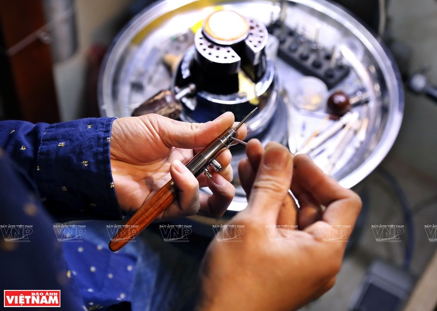 В процессе гравировки мастер должен регулярно чистить гравировальный станок. (Фото: ИЖВ)