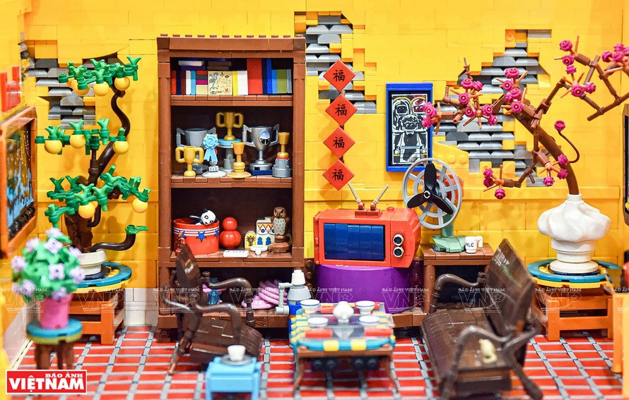 Хоанг только что закончил три модели из Лего: продуктовый магазин, ворота общинного дома и ворота дома. (Фото: ИЖВ)