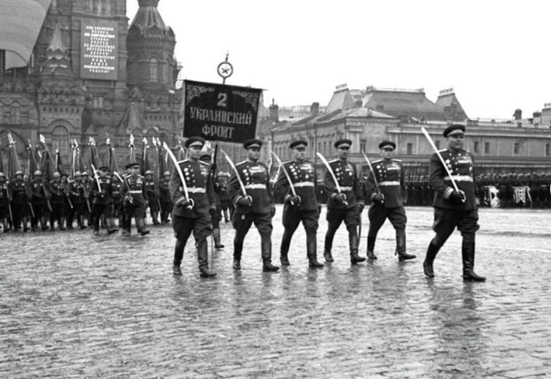 Советский маршал Родион Малиновский руководил войсками во время военного парада в честь победы на Красной площади в Москве 24 июня 1945 года. (Фото из международного архива / ВИА)
