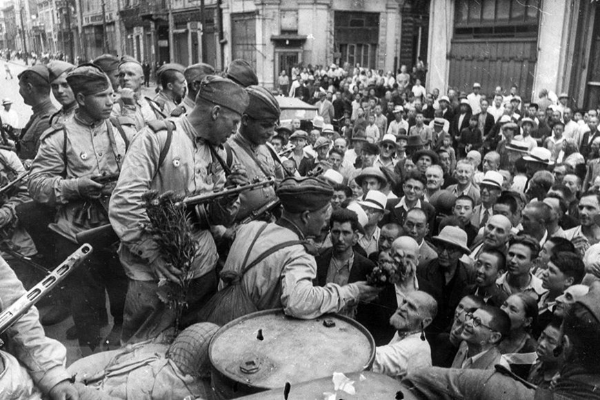 Прогрессивное человечество никогда не забудет жертву Советского Союза, никогда не забудет огромное значение антифашистской войны для войн за освобождение народов мира, в том числе и вьетнамского народа. И урок от победы над фашизмом все еще актуален по сей день. На фотографии: Жители Харбина (Китай) приветствуют советских красноармейцев, которые пришли освободить город 20 августа 1945 года. (Фото из международного архива / ВИА)