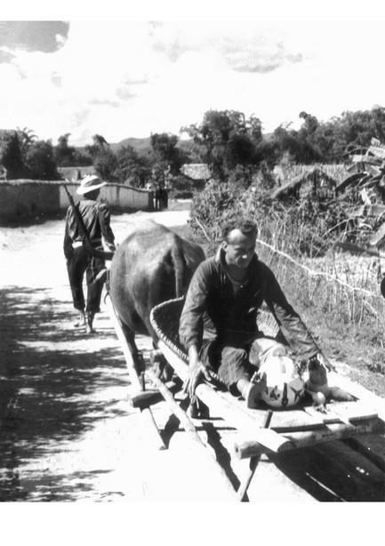 Автору Ван Бао была присуждена Государственная премия в 2006 г. за фотографию “С бомбардировщика - на буйволиную повозку”, запечатлевшую взятие партизанкой американского пилота в плен. (Фото: Ван Бао / ВИА)