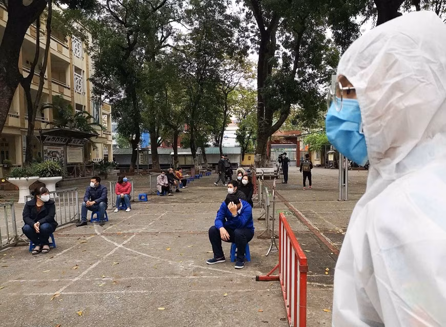 Люди в очереди на тест. (Фото: Тхань Тунг/ВИА)