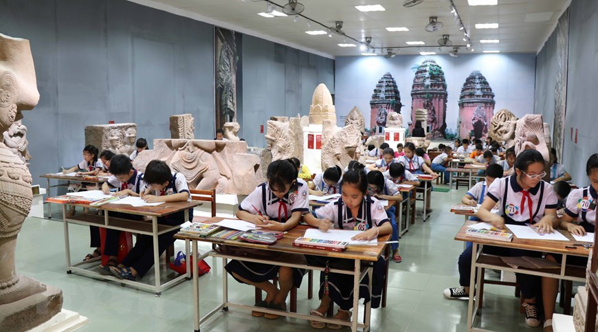 Дети Биньдиня участвуют в конкурсе Маленьких Художников в Музее Биньдинь. (Фото: Фам Кха / ВИА)