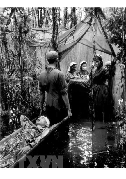 Автор Во Ан Кхан был удостоен Государственной премии в 2006 году за фотографию “Полевой госпиталь”. (Фото: Во Ан Кхань / ВИА)
