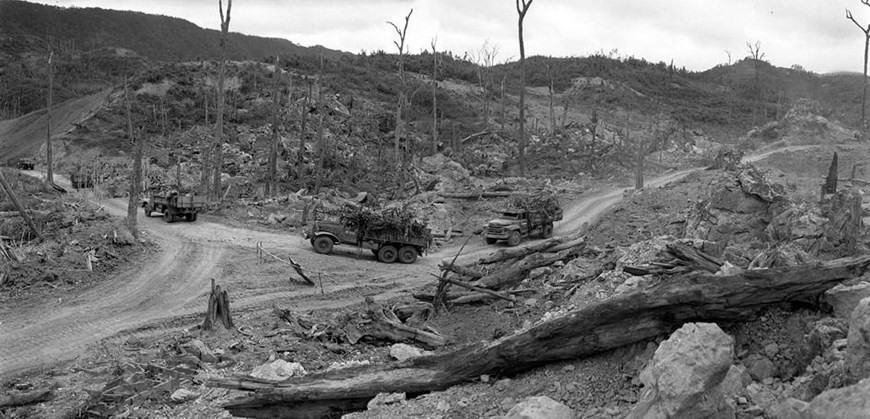 Фотография “Крутой поворот” журналиста Хыа Киема в серии фотографий “20-ая дорога к победе” была удостоена Государственной премии в сфере литературы, искусств и фотоискусства. (Фото: Хыа Кием / ВИА) 