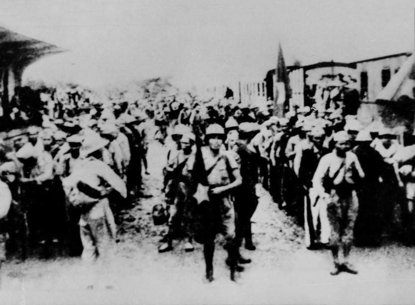 Автор Нгуен Ба Кхоан получил премию Хо Ши Мина в сфере литературы и искусств в 1996 г. за фотоработу “Армия освобождения входит на станцию Туйхоа”. (Фото: Нгуен Ба Кхоан /ВИА)