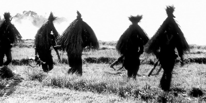 Ву Тхань Фонг был удостоен Государственной премии в 2006 году за фотографию “Партизан в соломенном камуфляже, приближающийся к врагу”. (Фото: Ву Тхань Фонг /ВИА)