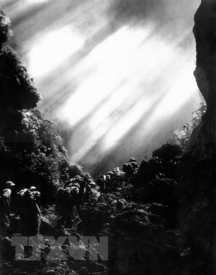 Автор Ле Минь Чыонг был награжден Государственной премией в 2006 году за свою фотографию “Преодолеть хребет Чыонгшон, идя на фронт за освобождения страны”. (Фото: Ле Мин Чыонг / ВИА)