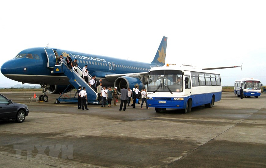 Туристы прибывают в аэропорт Фукат (Биньдинь). (Фото: Виет И / ВИА)