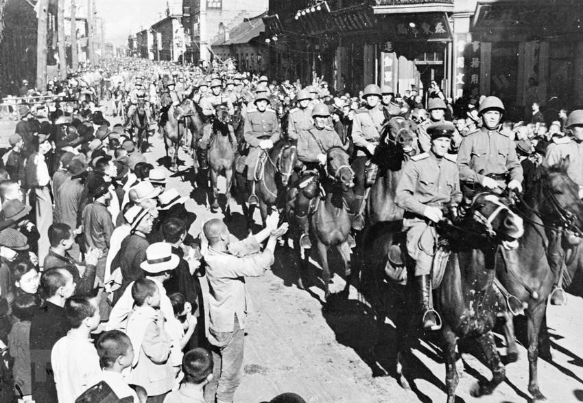 Жители Харбина (Китай) приветствуют советских красноармейцев, которые пришли освободить город 20 августа 1945 года. (Фото из международного архива / ВИА)