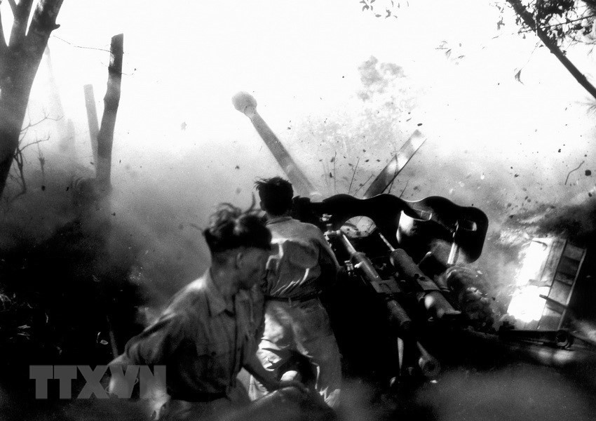 Корреспондент Лыонг Нгиа Зунг был удостоен Государственной премии в 2006 году за фотографию “Артиллерийский обстрел в Зокмиеу.” (Фото: Лыонг Нгиа Зунг / ВИА)