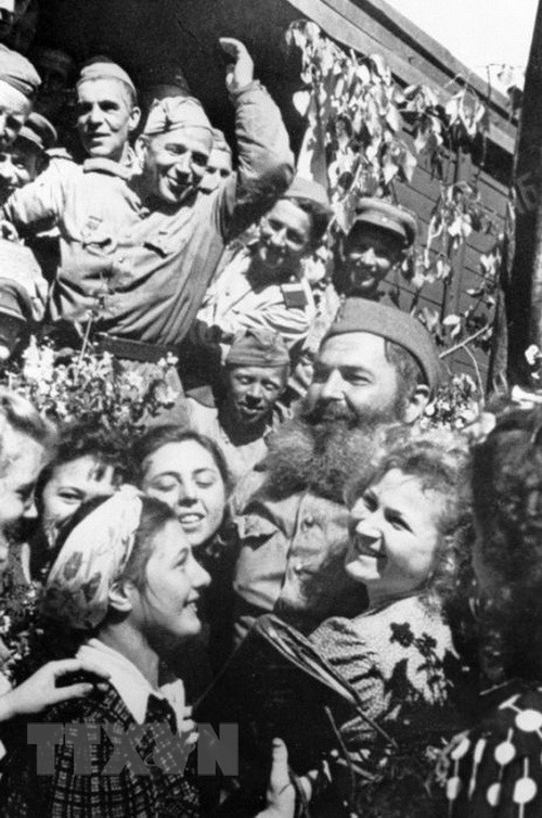 День победы отмечается ежегодно 9 мая. Это есть случай для того, чтобы прогрессивное человечество почитало истинные ценности этой исторической победы, выразило благодарность за огромные жертвы народов всех стран, в том числе и советского народа, в борьбе за свободу и процветание человечества. На фотографии: Советские красноармейцы празднуют победу на Белорусском вокзале в Москве. (Фото из международного архива / ВИА)