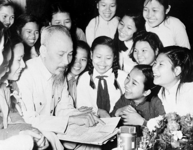 “Ученики школы Чынгвыонг (Ханой) пришли поздравить Дядю Хо с его днем рождения”, май 1956 г. принесла автору Динь Данг Диню премию Хо Ши Мина в 2000 г. (Фото: Динь Данг Динь / ВИА)