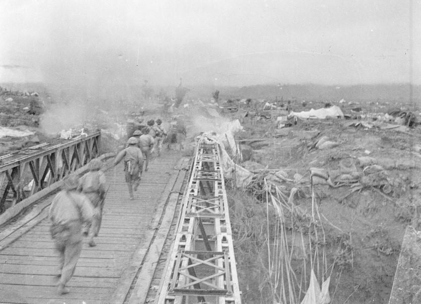 Автор Чиеу Дай был удостоен Государственной премии 2000 года в сфере литературы и искусств за серию фотографий о Дьенбьенфу, в том числе фотографию “Наши солдаты пересекают мост Мыонгтхань и входят в центральную зону, чтобы захватить штаб Де Кастри (1954)”. (Фото: Чиеу Дай / ВИА)