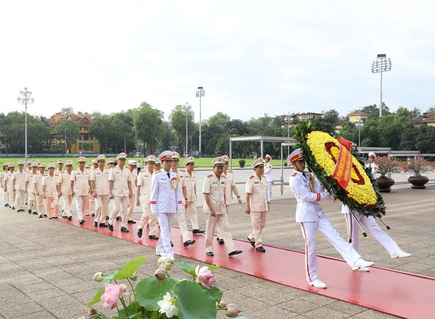 Делегация Министерства общественной безопасности возлагает венок к мавзолею президента Хо Ши Мина. (Фото: Ван Дьеп / ВИА)