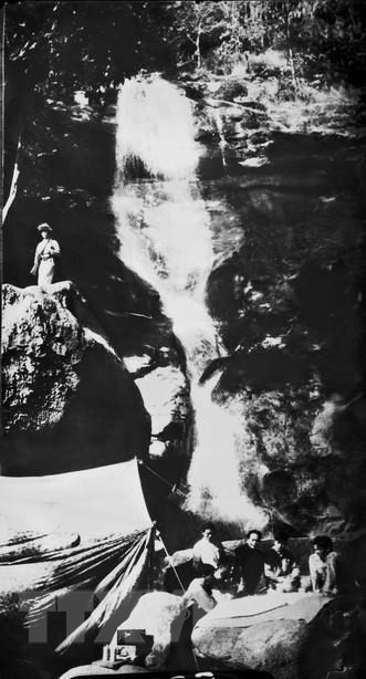 Фотография “Военный штаб под непосредственным командованием генерала Во Нгуена Жапа обсуждает план сражения в пещере Тхампуа–Дьенбьенфу” (1954г.) принесла Государственную премию в сфере литературы и искусств в 2000 году. (Фото: Чиеу Дай /ВИА) 