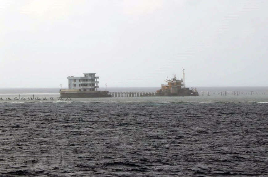 Остров Колин - скалистый полуподводный остров архипелага Спратли (провинция Кханьхоа). В бою за Гакма 14 марта 1988 года военный корабль “HQ 505” отважно “закрыл собой” остров и стал живым символом вьетнамского суверенитета над островом. (Фото: Нгуен Ван Нят / ВИА)