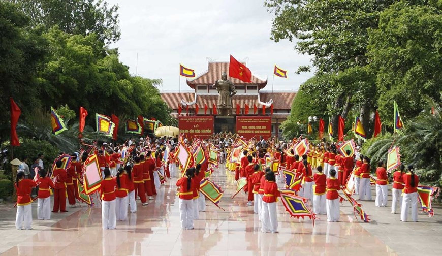 Церемония подношения благовоний, цветов и барабанов в музее Королю Куанг Чунг, уезда Тэйгон, в рамках Четвертого Вьетнамского международного фестиваля боевых искусств. (Фото: Тхань Тунг / ВИА)