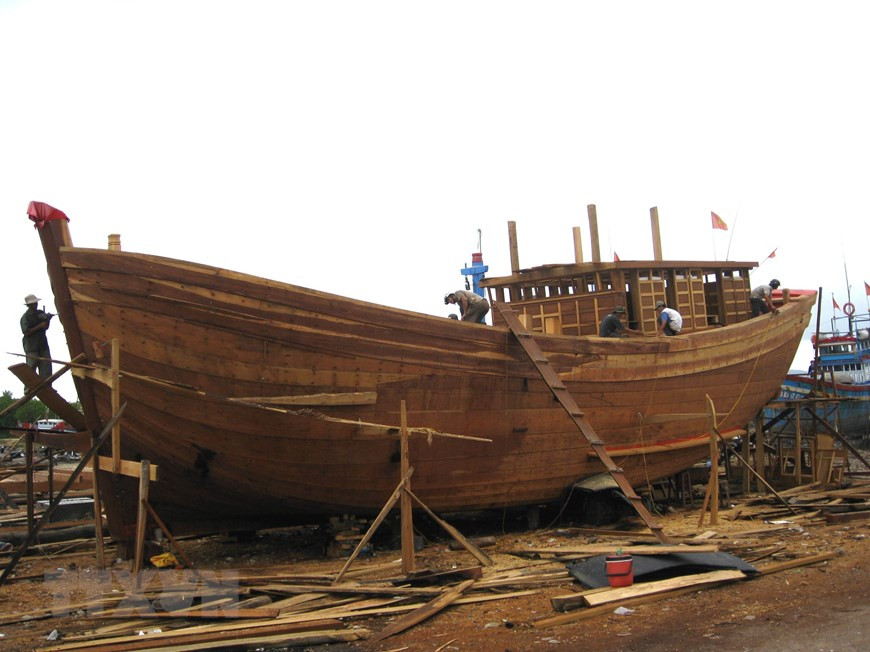 Построение корабли мощностью более 90 CV для офшорной рыболовственной деятельности в Биньдинь. (Фото: Виет И /ВИА)