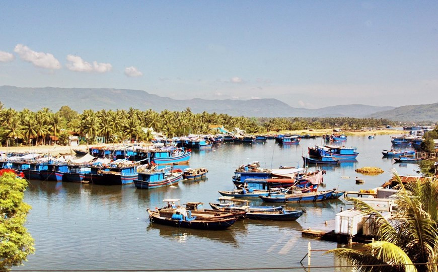 Район для постановки на якорь лодок во время штормов и логистики в уезде Хоайньон (Биньдинь) (Фото: Тхань Лонг / ВИА)