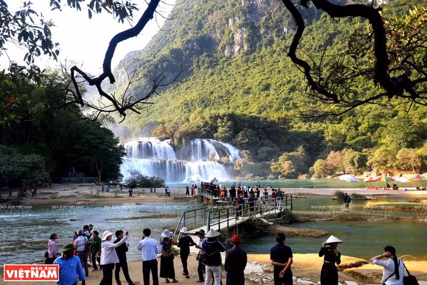 Туристический комплекс с водопадом Банжок в Трунгханх привлекает как местных, так и иностранных гостей (Фото: ИЖВ/ВИА)