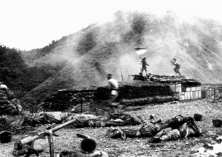 Автор Доан Конг Тинь получил Государственную премию в 2006 году за фотографию “Взятие базы Даумау”. (Фото: Доан Конг Тинь / ВИА)