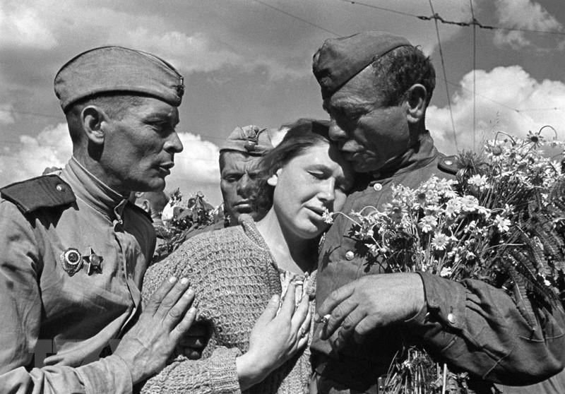 Советский Союз заплатил огромную цену за победу над нацистской Германией: 27 миллионов человек погибли ради свободы и независимости своей родины, в том числе около 10 миллионов солдат погибли на поле боя. На фотографии: Трогательная встреча после Победы, май 1945 года. (Фото из международного архива / ВИА)