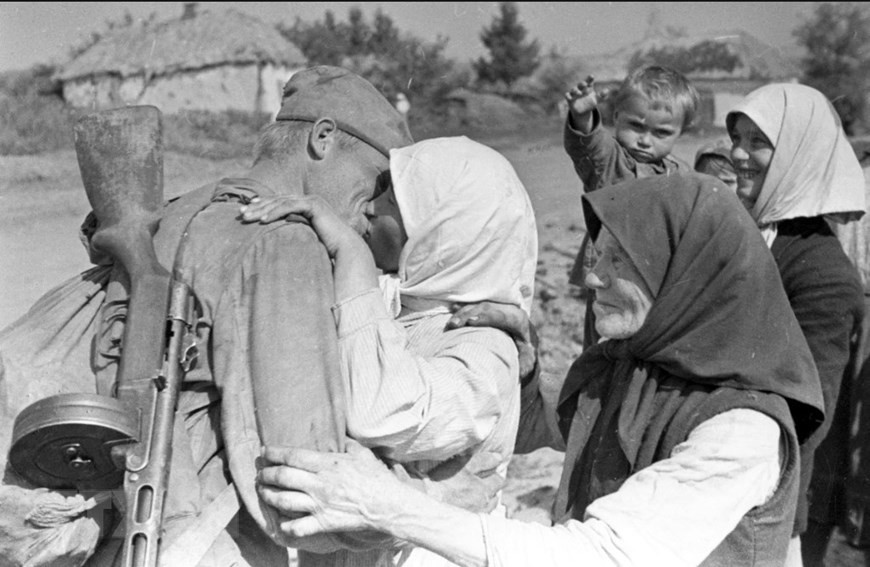 Советский Союз заплатил огромную цену за победу над нацистской Германией: 27 миллионов человек погибли ради свободы и независимости своей родины, в том числе около 10 миллионов солдат погибли на поле боя. На фотографии: Трогательная встреча после Победы, май 1945 года. (Фото из международного архива / ВИА)