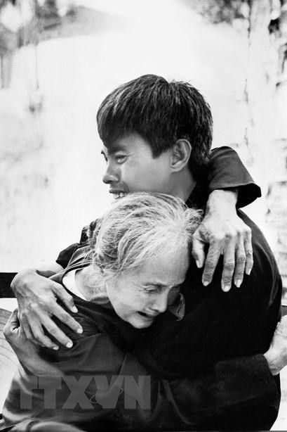 Фотограция “Встреча матери c сыном-солдатом” принесла автору Лам Хонг Лонгу первую премию Хо Ши Мина – 1996 г. (Фото: Лам Хонг Лонг / ВИА)