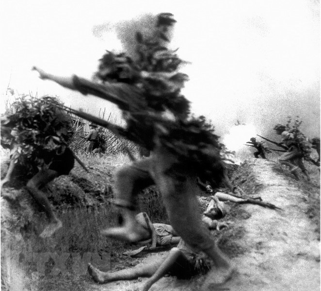 Автор Нгуен Тиен Лой получил Государственную премию в 2006 году за фотографию “Вперед!”. (Фото: Нгуен Тиен Лой / ВИА)