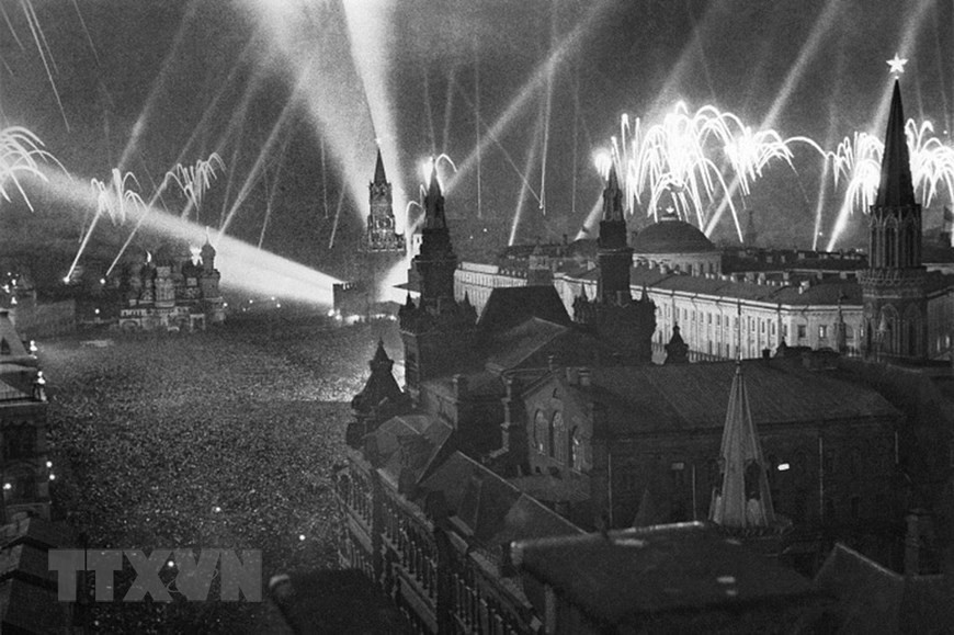 Фейерверки празднуют победу на Красной площади в Москве 9 мая 1945 года. Отсюда День победы отмечается ежегодно 9 мая. Это есть случай для того, чтобы прогрессивное человечество почитало истинные ценности этой исторической победы, выразило благодарность за огромные жертвы народов всех стран, в том числе и советского народа, в борьбе за свободу и процветание человечества. (Фото из международного архива / ВИА)