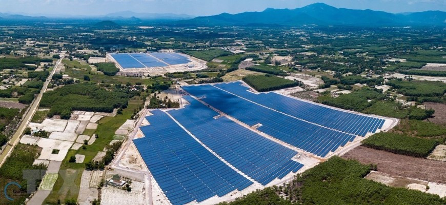 Солнечная электростанция Катхиеп в деревне Хойван, обшины Катхиеп, уезда Фукат, с 150 тысяч солнечных панелей, мощностью 49,5 МВт, среднегодовой объем производства электроэнергии 78 - 80 млн. КВт/ч, является первой солнечной электростанцией в Биньдине, которая была подключена к национальной сети с июля 2019 года. (Фото: ВИА)