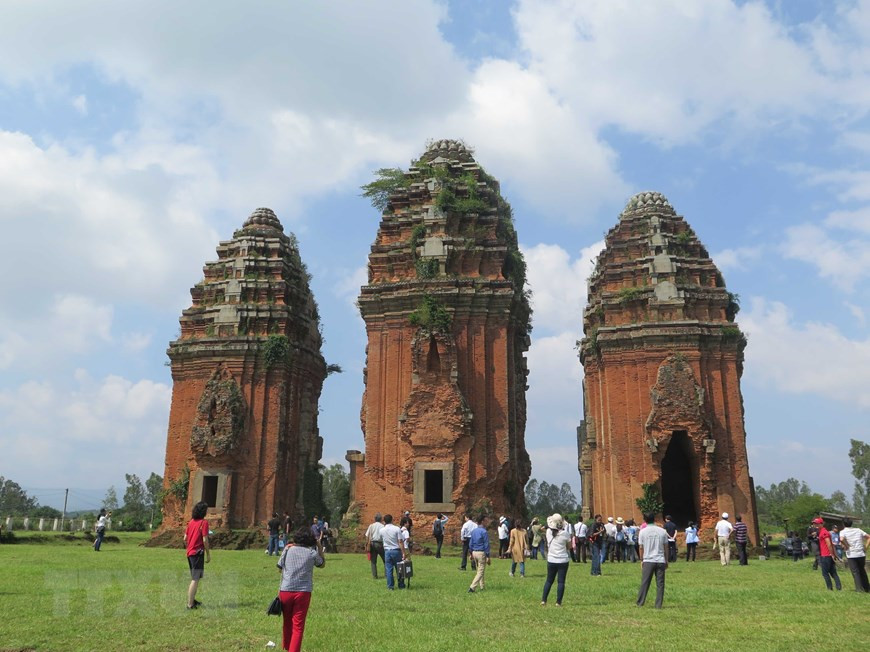 Башня Зыонглонг, самая высокая группа башен Чампа в Юго-Восточной Азии, принадлежит обшине Биньхоа, уезда Тэйшон, провинция Биньдинь, известной не только своей высотой, но и уникальным архитектурным стилем. Это одна из самых красивых и больших тямских башен во Вьетнаме. (Фото: Фам Кха / ВИА)