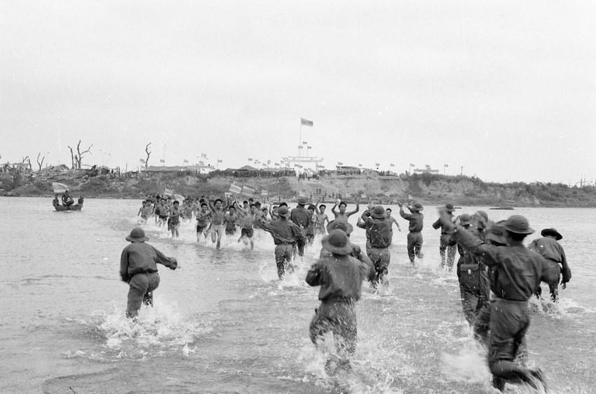 Фотография “Из тюрьмы на свободу” (провинция Куангчи 1973г.) из серии “Победители вернулись из тюрьмы” получила Государственную премию 2011 года в области литературы и искусств (Фото: Тью Тьи Тхань / ВИА).