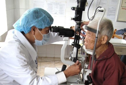 Врач глазной больницы провинции Биньдинь осматривает пациентов. (Фото: Виет И / ВИА)