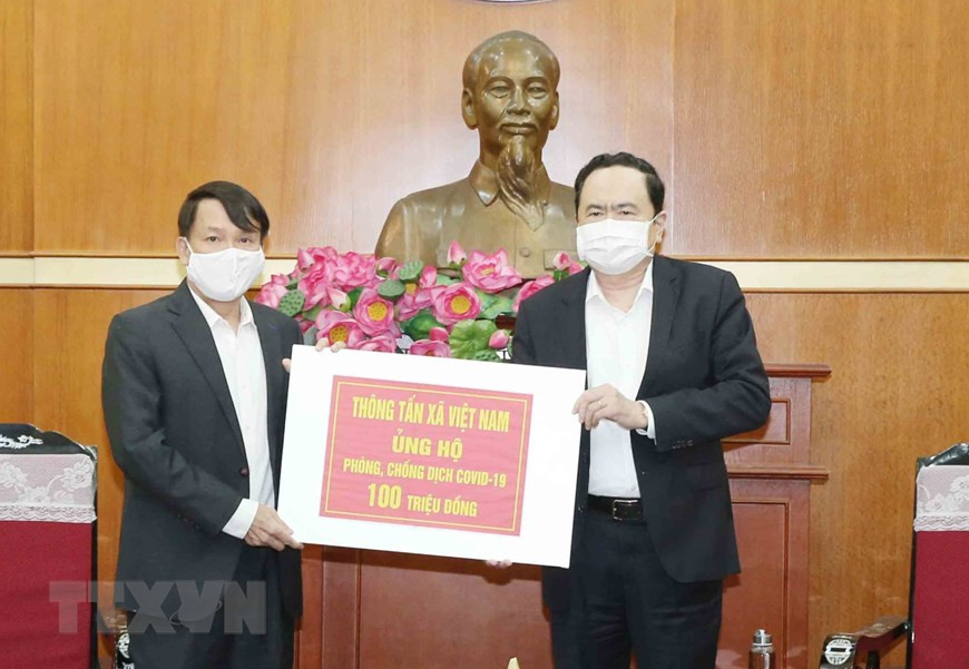 Секретарь ЦК Компартии и председатель ЦК Отечественного фронта Вьетнама Чан Тхань Ман принимает пожерствование от ВИА. (Фото: Фыонг Хоа / ВИА)