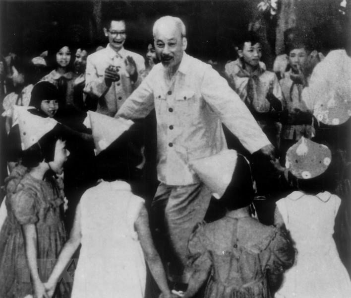 Автор Хоанг Линь получил Государственную премию в 2006 г. за фотографию “Дядя Хо с детьми”. (Фото: Хоанг Линь / ВИА)