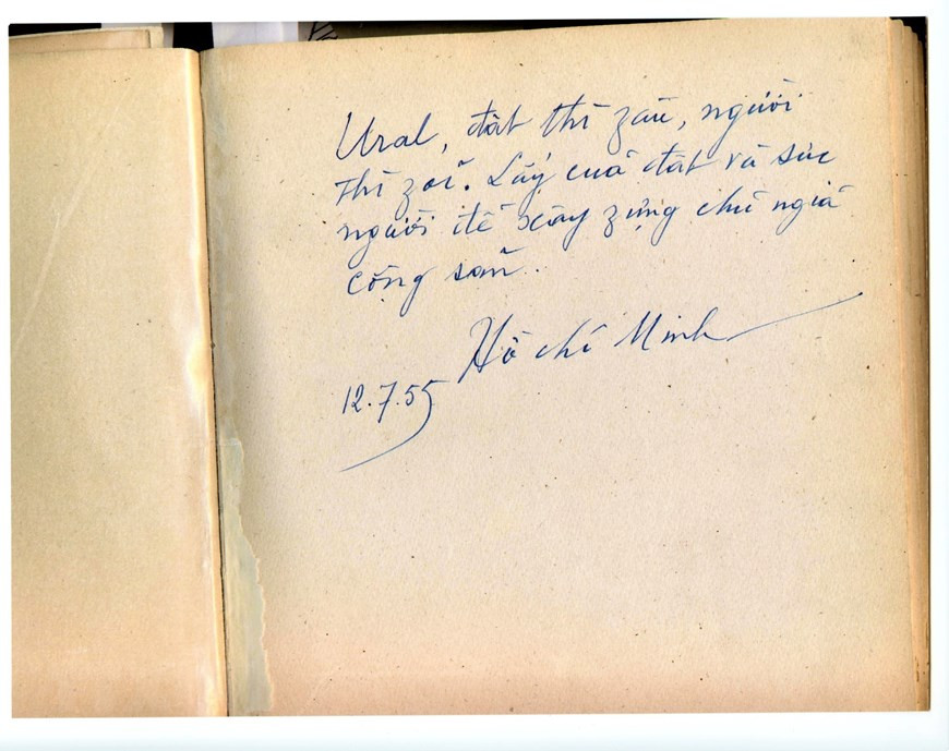 Запись Хо Ши Мина в Книге почетных гостей Уральского геологического музея. (Источник: ВИА)