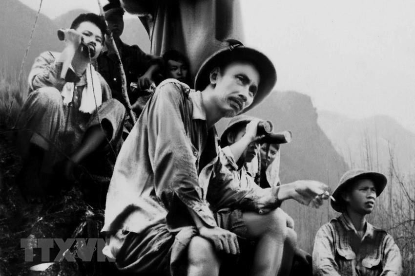 Фотография “Президент Хо Ши Мин на фронте Донгкхе (провинция Каобанг) в пограничной операции 1950 г.” автора Ву Нанг Ан (ВИА) получила премию Хо Ши Мина в 1996 г. (Фото: Ву Нанг Ан / ВИА)