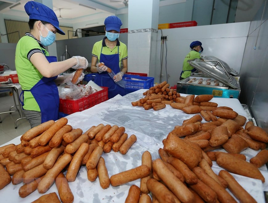 Компания по переработке продуктов Намтху в квартале Тхинай, города Кюиньон (Биньдинь) специализируется на обработке всех видов свиных роллов для поставок на рынки внутри и за пределами провинции. (Фото: Ву Шинь / ВИА)