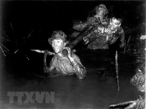 Автор Чан Бинь Кхуой (Хай Ньип) был удостоен Государственной премии в 2006 году за фотографию “Партизаны в Камау доставляют пушки для атаки базы Кайкое” 1965 г. (Фото: Чан Бинь Кхуой / ВИА)