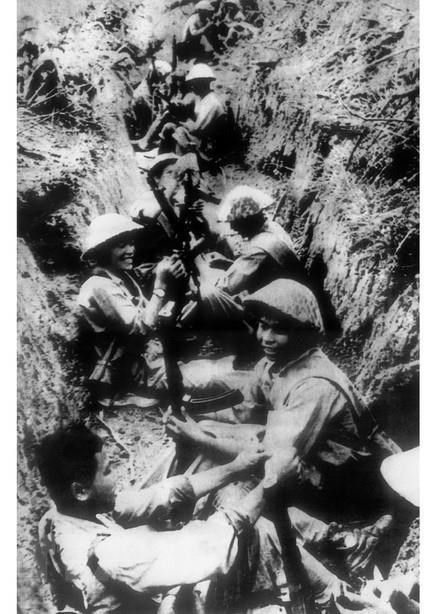 Автор Динь Нгок Тхонг был удостоен Государственной премии в 2006 году за фотографию “Солдаты в окопе в Дьенбьенфу читают письма из дома”. (Фото: Динь Нгок Тхонг / ВИА)