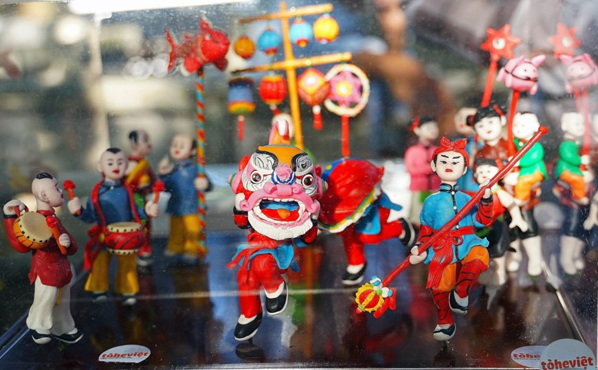 Этот набор фигурок процессии фонарей Фестиваля середины осени от художника Данг Ван Хау основан на технике изготовления фигурок животных из рисовой муки и сахара из Донгcуан, Фокхать и Фусуен, а также на процессе изучения национальной культуры. (Фото: ВИА)
