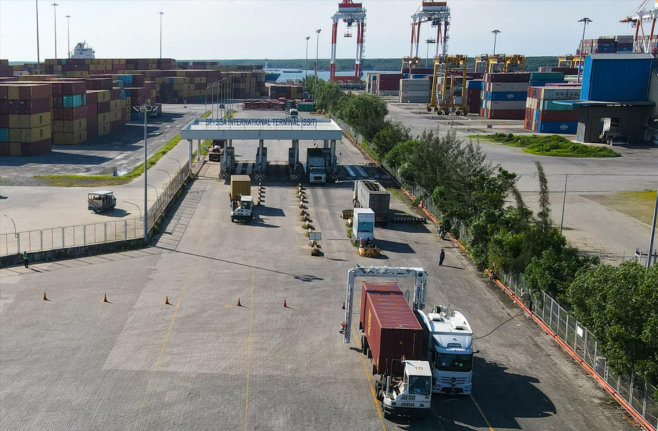 Отдел таможенного досмотра в районе порта Каймеп-Тхивай проводит досмотр импортируемых и экспортируемых товаров. (Фото: ВИА)