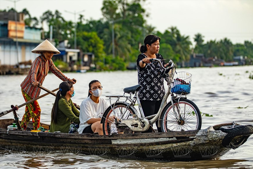 Переправление студентов и местных жителей через реку - часть оживленной «сцены» плавучего рынка Нганам. (Фото: VPA/ВИА)